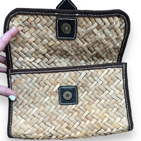 Gap Tan and Brown Wicker Weave Straw Clutch With Faux Leather Buckle - Picture 6 of 11